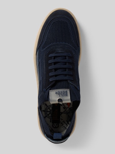 Produktfoto, Sneaker mit Label-Detail von BULLBOXER in Dunkelblau, abgerundete Form, Schnürverschluss, strukturierte Sohle, Absatzhöhe 3 cm, Schafthöhe 7 cm, Schaftweite 9 cm, Größe 44, strukturierte Oberflächen und helle Sohle.