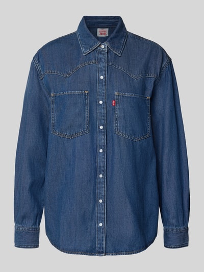 Produktfoto, Hemdbluse in Denim-Optik von Levi's®, Lyocell-Baumwoll-Mix, lockerer Schnitt, Hemdblusenkragen, Knopfleiste, Label-Detail, Brusttaschen.