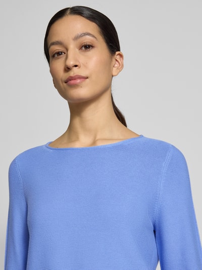 Vrouwenmodel draagt Regular Fit Pullover met structuurpatroon van Christian Berg Woman, katoen, ronde hals, elastische mouwboorden, close-up bovenlichaam.