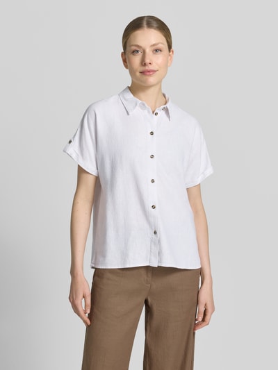 Frauenmodel trägt Relaxed Fit Bluse aus Leinen-Viskose-Mix Modell 'Lava' von FREE/QUENT in Weiß, leichte Struktur, Knopfleiste, Vorderansicht, Ganzkörperansicht von vorne.