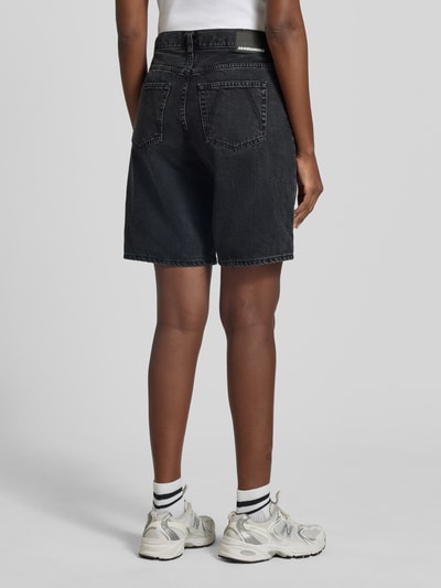 Vrouwenmodel draagt Regular Fit Jeansshorts uit puur katoen model 'THALINAA' van Armedangels, denimlook, labelpatch, 5-pocketmodel, twill, zwart, achteraanzicht volledige lichaamsopname.