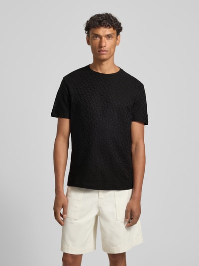 Mannenmodel draagt T-Shirt met Logo-Muster en ronde hals van ARMANI EXCHANGE, zwart, slim fit, katoen; volledige vooraanzicht
