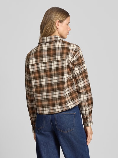 Guess Jeans Bluzka koszulowa o kroju regular fit z naszywką z logo model ‘Boxy’ Camel 5