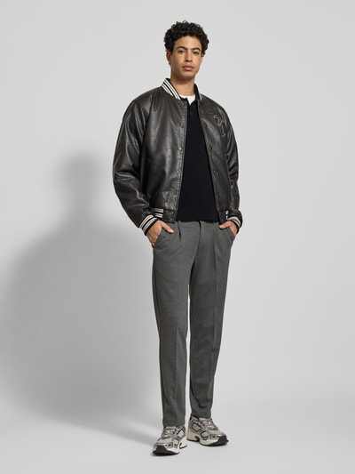 Männermodel trägt Regular Fit Bundfaltenhose mit Viskose-Anteil von Marc O'Polo Denim, Optik: Unifarben, seitliche Eingrifftaschen, Bundfalte, Bügelfalten, elastischer Bundabschluss, Ganzkörperansicht von vorne.