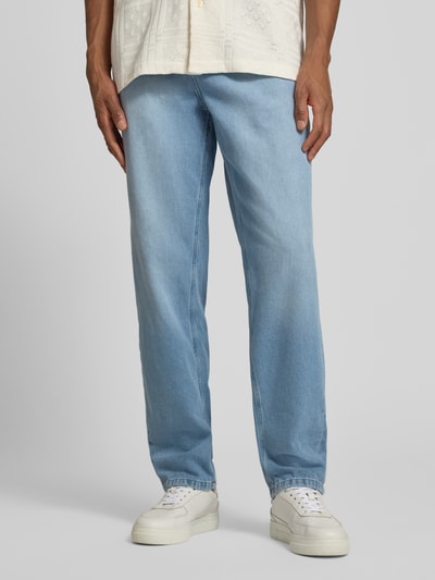 Męski model nosi Straight Fit Jeans im 5-Pocket-Design Modell 'Ryder' von Les Deux, jasnoniebieska bawełna, szerokość w rozmiarze 32/32: 43 cm, długość nogawki 80 cm, pełny widok od przodu.