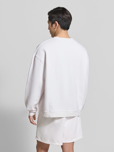 Männermodel trägt Sweatshirt mit Logo Modell 'PLIZZY' von American Vintage aus Reine Baumwolle, Relaxed-Fit, Ganzkörperansicht Rückansicht.