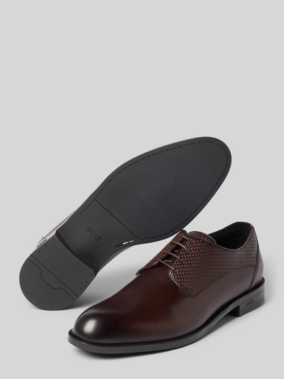 Produktfoto, braune Schnürschuhe aus reinem Leder Modell 'TAYIL' von BOSS für Herren mit glatter und strukturierter Oberfläche.