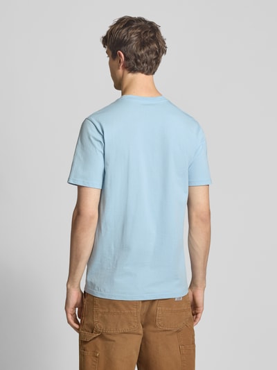 Männermodel trägt Regular Fit T-Shirt mit Logo-Patch von Carhartt Work In Progress in Hellblau aus Baumwolle, Ganzkörperansicht Rückansicht.