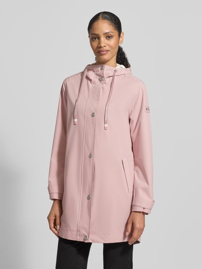 Frauenmodel trägt Jacke mit Ärmelriegeln von NAUTGÅRD in Rosa, Kapuze mit Tunnelzug, Knopfleiste, Reißverschlusstaschen, Regular Fit, Ganzkörperansicht von vorne.