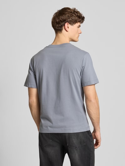 Männermodel trägt T-Shirt mit Rundhalsausschnitt Modell 'JORNORREBRO' von Jack & Jones in Hellgrau, reine Baumwolle, Rückansicht, Ganzkörperansicht