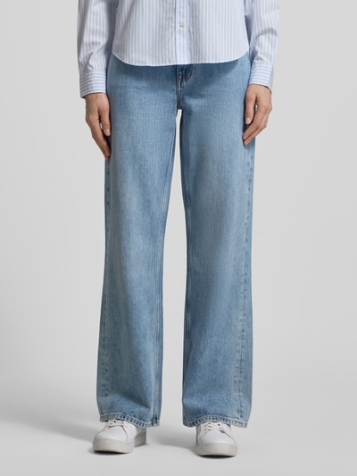 Modelka kobieca nosi Wide Leg Jeans im 5-Pocket-Design od Gant, bawełniana mieszanka, krój straight fit, jasnoniebieski, szeroka nogawka, szerokość w rozmiarze 27: 38 cm, długość nogawki od wewnątrz w rozmiarze 27: 79 cm, widok całej sylwetki z przodu.