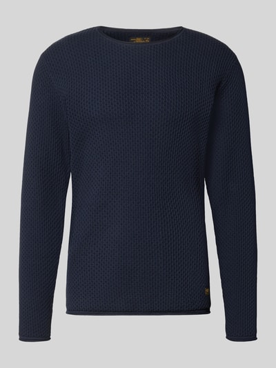 Produktfoto, gebreide pullover met structuurpatroon, donkerblauw, puur katoen, recht model, ronde hals, labelpatch, Model 'BLUMASON' van JACK & JONES premium, ruglengte maat M 68 cm, mouwlengte maat M 66 cm