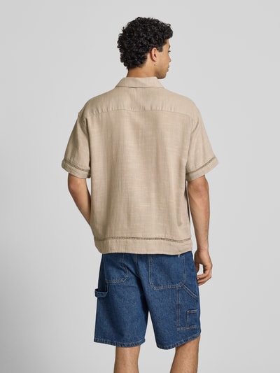 Männermodel trägt Relaxed Fit Freizeithemd aus Lyocell-Mix Modell 'Menton' von Jack & Jones, beige, Loch-Stitching, Kurzarm, florale Details, Ganzkörperansicht Rückansicht