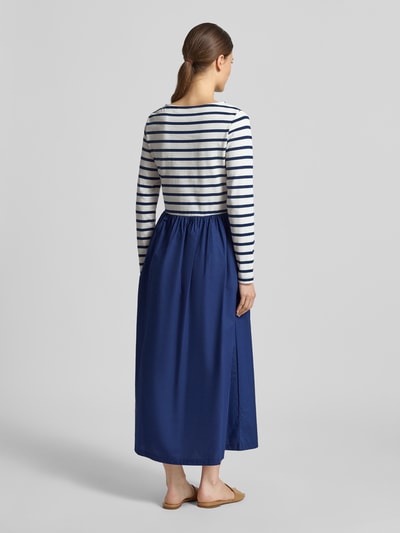 Kobiece model prezentuje Regular Fit sukienka midi z wpuszczanymi kieszeniami model 'Sulaima' od B.Young z mieszanki bawełny, fason taliowany, długie rękawy, okrągły dekolt, efekt marszczenia, długość tyłu w rozmiarze S: 126 cm, szerokość w rozmiarze S: 43 cm, długość rękawów w rozmiarze S: 60 cm, widok całej sylwetki z tyłu