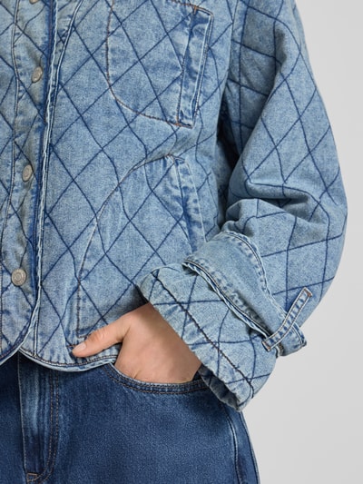 Frauenmodel trägt Jacke mit Steppnähten Modell 'Viola' von LOLLYS LAUNDRY aus Baumwoll-Mix in Denim-Optik, Nahaufnahme Oberkörper.