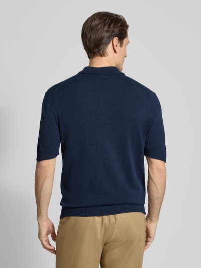 Männermodel trägt Slim Fit Poloshirt mit kasjmier-aandeel van FTC Cashmere in marine met polokraag, knoopsluiting, 1/2-mouwen, ruglengte bij maat 50: 68 cm, katoenmix, ganzkörperansicht rückansicht.