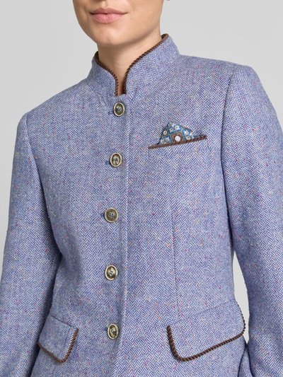Frauenmodel trägt Blazer mit Viskose-Anteil und Stehkragen von White Label, feines Zackenmuster in Flieder, taillierter Schnitt, Nahaufnahme Oberkörper.