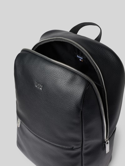 Produktfoto, Rucksack in Leder-Optik Modell 'Ray EVO' von BOSS, schwarze strukturierte Oberfläche, silberne Reißverschlüsse, Herren Rucksack von BOSS
