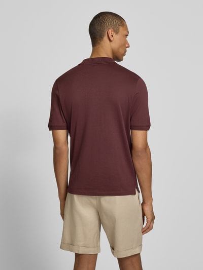 Männermodel trägt Regular Fit Poloshirt mit V-Ausschnitt Modell 'BOLL' von CINQUE, reine Baumwolle, Rückenlänge 68 cm, Ganzkörperansicht Rückansicht.