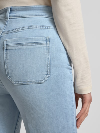 Frauenmodel trägt Wide Leg Jeans mit Eingrifftaschen von Christian Berg Woman in Hellblau, Baumwoll-Mix, Detailaufnahme Rückenansicht.