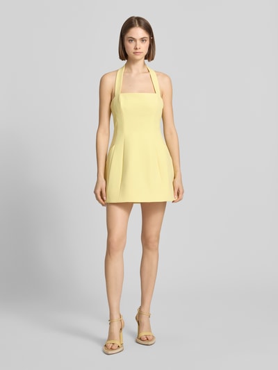 Kobiece model prezentuje sukienkę koktajlową model 'NEVELLE HOURGLASS' od Bardot, mieszanka materiałów z dodatkiem streczu, taliowany fason, sukienka mini, wiązanie na szyi, długość tyłu w rozmiarze 36: 58 cm, szerokość w rozmiarze 36: 33 cm, jasny żółty kolor, prostokątne kształty, gładka tekstura, pełen widok z przodu.