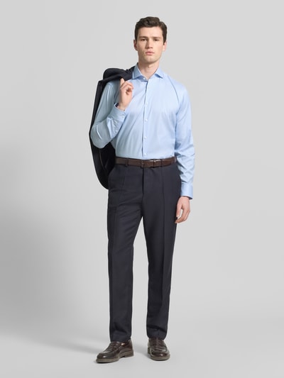 Männermodel trägt Regular Fit Businesshemd aus reiner Baumwolle Modell 'H_Joe-SP-C1' von BOSS, Optik: Unifarben, Ganzkörperansicht von vorne.
