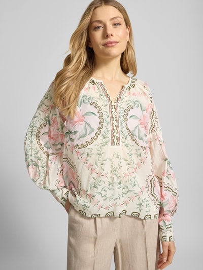 Frauenmodel trägt Relaxed Fit Bluse mit Tunika-Ausschnitt Modell 'Wylde' von MOS MOSH aus Reine Baumwolle mit floraler Allover-Print, langärmelig, Rückenlänge 59 cm, Ärmellänge 65 cm, Ganzkörperansicht von vorne.