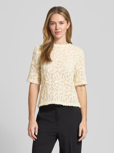 Frauenmodel trägt Regular Fit T-Shirt mit Blumen-Applikation von Jake*s Collection, semitransparente Optik, Rundhalsausschnitt, Damen T-Shirt, Farbe Creme, Ganzkörperansicht von vorne.