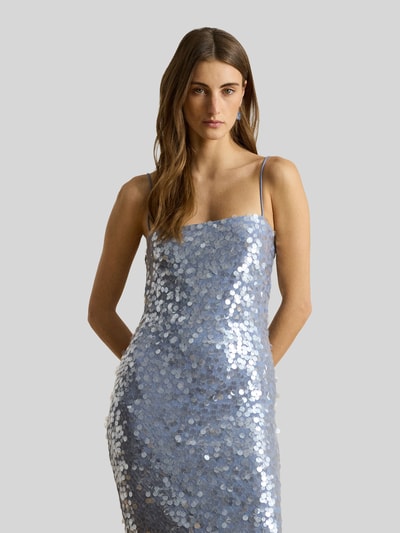Vrouwenmodel draagt cocktailjurk met pailletten van Lauren Ralph Lauren in metallic look, aansluitende pasvorm, midi, spaghettibandjes. Nahaufnahme bovenlichaam.