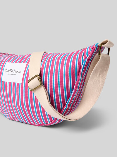 Produktfoto, kolorowy materiał z różowymi, niebieskimi i białymi paskami, logo-patch, beżowy pasek, Bauchtasche mit Logo-Patch Modell 'Poplin' von STUDIO NOOS, główna komora na zamek, odpinany pasek na ramię, Szerokość w rozmiarze 1: 41 cm, długość: 21 cm, głębokość: 10 cm, długość paska: 64 cm