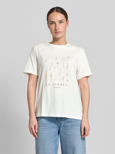 Frauenmodel trägt Damen T-Shirt mit Print-Motiv Modell 'SYBIL' von Vila in Weiß, Reine Baumwolle, Gerader-Schnitt, Rundhalsausschnitt, Ganzkörperansicht von vorne.