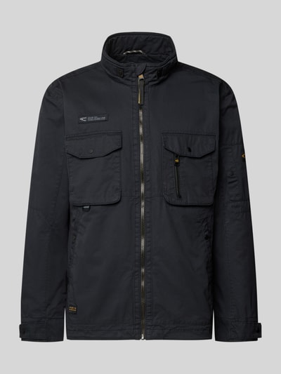 Produktfoto, Jacke aus reiner Baumwolle mit Brusttaschen von camel active, czarna, prosty krój, kieszenie na piersi i rękawie, stójka z osłoną podbródka, zamek, szerokość w rozmiarze 50: 52 cm, długość tyłu: 73 cm, szerokość klatki piersiowej: 58 cm, długość rękawa: 64 cm