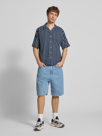 Männermodel trägt Regular Fit Freizeithemd mit Reverskragen Modell 'HOWIE' von Redefined Rebel, Allover-Look, Reine Baumwolle, Ganzkörperansicht von vorne.