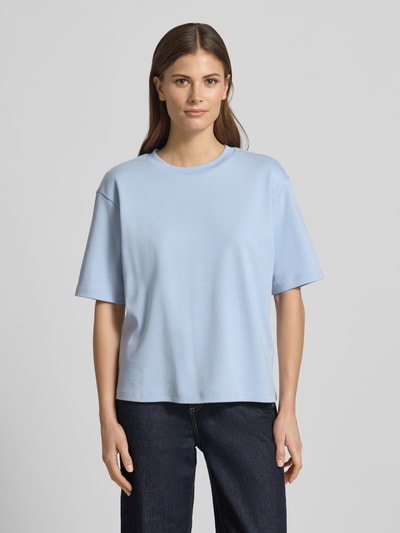 Modelka kobieca ma na sobie T-Shirt mit Rundhalsausschnitt od JAKE*S STUDIO WOMAN, czysta bawełna, krój relaxed fit, jasnoniebieski kolor, długość tyłu 59 cm w rozmiarze S, widok całej sylwetki z przodu.