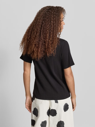 Frauenmodel trägt Regular Fit T-Shirt aus reiner Baumwolle von Marc O'Polo Denim in Optik: Unifarben, Materialverarbeitung: Jersey, Ganzkörperansicht Rückansicht.