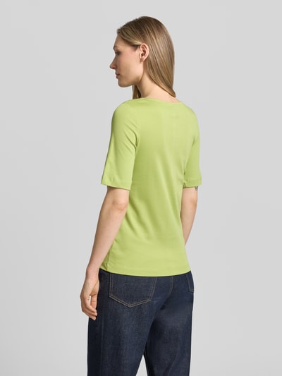Frauenmodel trägt T-Shirt mit U-Boot-Ausschnitt von Christian Berg Woman in Unifarbenes-Design, Reine Baumwolle, Regular-Fit, Rückenlänge 59 cm, Ganzkörperansicht Rückansicht.