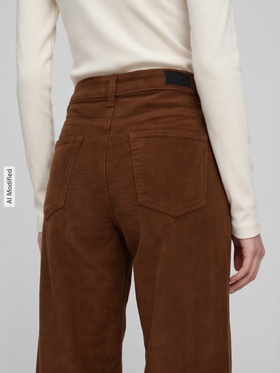 Männermodel trägt brązowe spodnie sztruksowe z mieszanki bawełny Wide Leg Cordhose aus Baumwoll-Mix Modell 'HOPE' von ONLY, damskie spodnie sztruksowe, całkowity tylny widok, KI-modifiziertes Bild