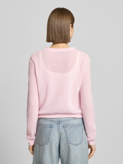 Modelka kobieca nosi różowy Rundhals Pullover mit Tunnelzug von Review, luźny krój, ściągacze, widok całej sylwetki z tyłu.