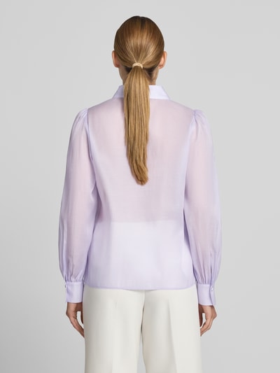 Frauenmodel trägt Regular Fit Bluse aus Seide-Baumwoll-Mix von Marc Cain in zartem Flieder, Hemdblusenkragen, Knopfleiste, Rückenlänge 61 cm, Ärmellänge 64 cm, Ganzkörperansicht Rückansicht.