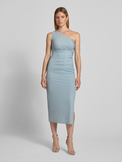 Frauenmodel trägt Cocktailkleid im One-Shoulder-Look von Jake*s Cocktail, schimmerndes Midikleid im Material-Mix mit Stretch-Anteil, Figurbetont, Seitenschlitz, Farbe Hellblau, Ganzkörperansicht von vorne.