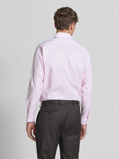 Männermodel trägt Regular Fit Business-Hemd mit Kentkragen van Christian Berg Men in lichtroze van puur katoen, langärmelig, ruglengte 78 cm, schouderbreedte 45 cm, mouwlengte 65 cm, geheel van achteren