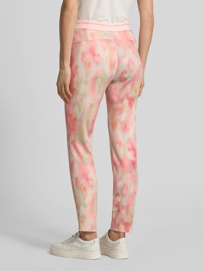 Vrouwenmodel draagt Leggings met Längsnähten und elastischem Bund van Marc Cain, materiaalmix met stretch, nauwsluitend, all-over look, elastische band, binnenbeenlengte maat 36: 69 cm, bandwijdte maat 36: 36 cm, Ganzkörperansicht Rückansicht.