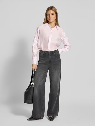 Frauenmodel trägt Relaxed Fit Bluse mit Spitze und verdeckter Knopfleiste von Copenhagen Muse, rosa, Hemdblusenkragen, Ganzkörperansicht von vorne. Rückenlänge bei Größe S: 77 cm, Ärmellänge bei Größe S: 40 cm.