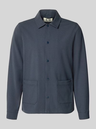 Produktfoto, Overshirt mit Viskose-Anteil Modell 'ARTO' von Casual Friday, dunkelblau, gerade Form, glatter Stoff, aufgesetzte Eingrifftaschen, Knopfleiste, elastischer Material-Mix, Rückenlänge 71 cm bei Größe M