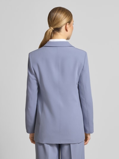 Frauenmodel trägt Taillierter Longblazer mit Reverskragen Modell 'JABLA3' von BOSS Orange in Hellblau, unifarben, Regular Fit, Rückansicht.