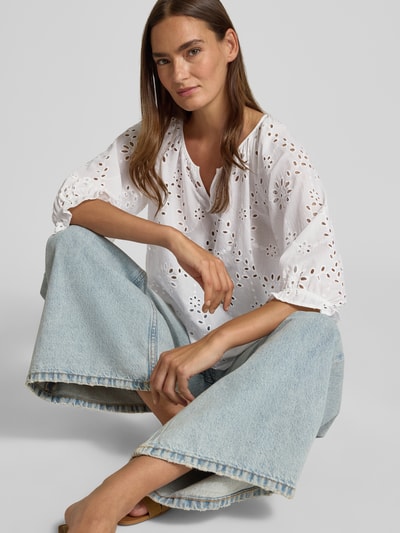 Frauenmodel trägt Bluse mit Lochstickerei und Tunikakragen von Betty Barclay aus Reine Baumwolle, Loose-Fit, Ganzkörperansicht von vorne.