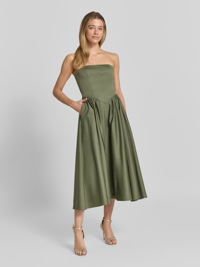 Kobiece model prezentuje sukienkę koktajlową im Off-Shoulder-Look mit Smok-Details von Jake*s Cocktail, mieszanka bawełny i elastanu, linia a, sukienka midi, odkryte ramiona, marszczone detale, długość tyłu w rozmiarze 36: 104 cm, szerokość w rozmiarze 36: 35 cm, widok całej sylwetki z przodu.