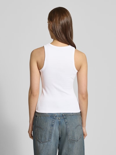 Männermodel trägt Tanktop in Ripp-Optik von REVIEW, bawełna z domieszką elastanu, krój przylegający, dekolt okrągły, długość tyłu w rozmiarze S: 51 cm, widok całej sylwetki od tyłu