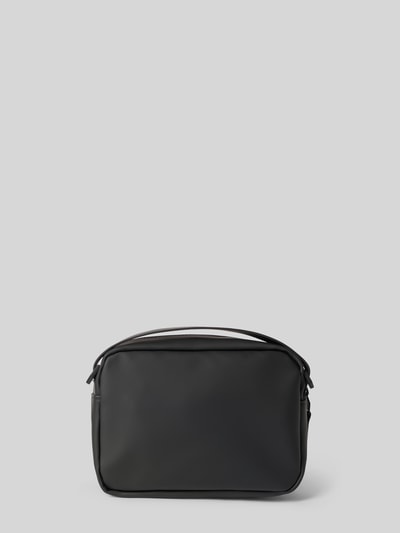 Produktfoto, Box Bag mit Logo-Detail von Rains in Schwarz, rechteckige Form, glatte Textur, Reißverschluss und abnehmbarer Trageriemen, Hauptfach und Innensteckfach, Maße 21 x 17 x 8 cm, für Herren