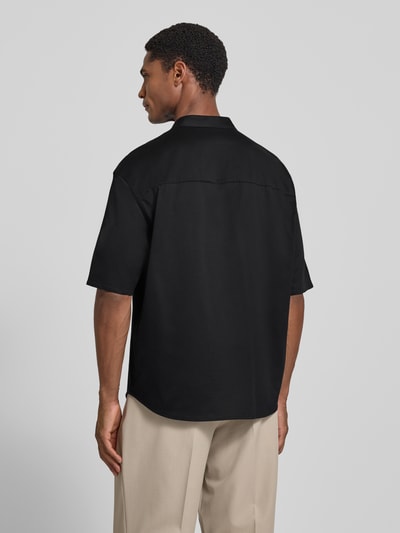 Männermodel trägt Regular Fit Freizeithemd mit V-Ausschnitt und Label-Stitching von Emporio Armani, Reine Baumwolle, Rückansicht Ganzkörperansicht.